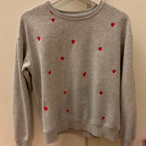 Grå sweatshirt med hjärtan - Super mysig och mjuk sweatshirt som aldrig kommit till användning. Frakt tillkommer🥰