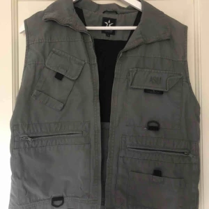  - Snygg märkgrön väst som är lite militärinspirerad. Säljer då den inte kommer till användning längre💗