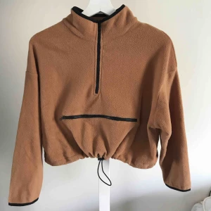  - Flis tröja i brun som är använd en gång