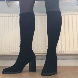  - Nästan oanvända sjukt bekväma högklackade stövlar i stretchigt material! Klackhöjd 8cm. Lätt fyrkantig tå och ”klippigt” material längs benen så att dom sitter uppe ordentligt! Köpta på humana i höstas men aldrig använda av mig