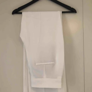  - Oanvända vita byxor från Zara. Perfekta till sommaren! 263kr inklusive frakt. Storlek M. 