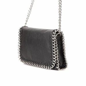 Väska - Funderar på att sälja en av mina favoritväskor,den är as fin och i bra skick men den kommer inte så mycket till användning tyvärr, Orginalpris: 450kr🤍🤍 