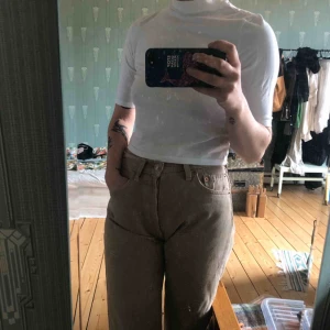  - 2st likadana toppar. En svart och en vit, båda för 50kr. Frakt betalas av köparen eller mötas upp.