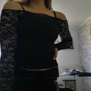 Off shoulder top storlek S - Säljer denna otroligt fina off shoulder top eftersom den är lite för liten för mig. 