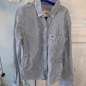  - Äkta skjorta från hollister. Pris inklusive frakt. Väldigt fint skick