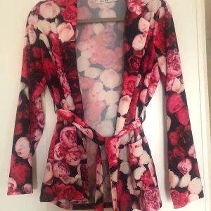 Blommig tunn blazer från NA-KD  - Fint skick, endast använd 1 gång. Storlek 34.