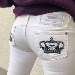Assnygga vita jeans från Rock & Republic, Victoria Beckhams kollektion. Perfekta y2k jeansen! Endast använda för bilderna, så i perfekt skick! Om fler är intresserade blir det budgivning från 350kr 💕köparen står för frakt!