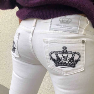  - Assnygga vita jeans från Rock & Republic, Victoria Beckhams kollektion. Perfekta y2k jeansen! Endast använda för bilderna, så i perfekt skick! Om fler är intresserade blir det budgivning från 350kr 💕köparen står för frakt!