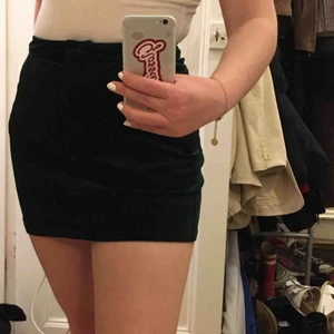  - Grön mockakjol från Weekday! Kort och mycket snygg :). Bra skick. Möts i innerstan/köparen står för frakt. 💚 