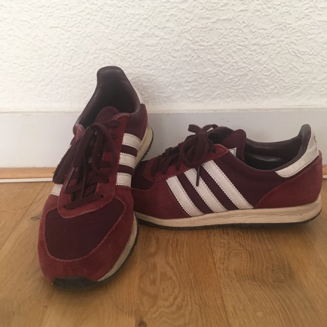 Vinröda Adidasskor strl 36,5 