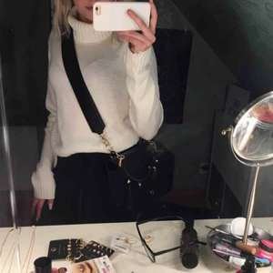  - Osäker på om jag ska sälja men en jättefin axelbandsväska från Gina tricot med nitar❤️