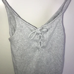 Linne - •Ett skönt linne från Bikbok.                                         •I strl XS, oanvänd.                                                          • Frakt ingår! 