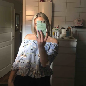 Blå blus 💙🐬🦋 - Så somrig blus från Vila , köpt för 599 kr säljer för 80 🧚🏼‍♀️💙🥂 du kan ha den längst armarna och så som jag har på sista bilden;)