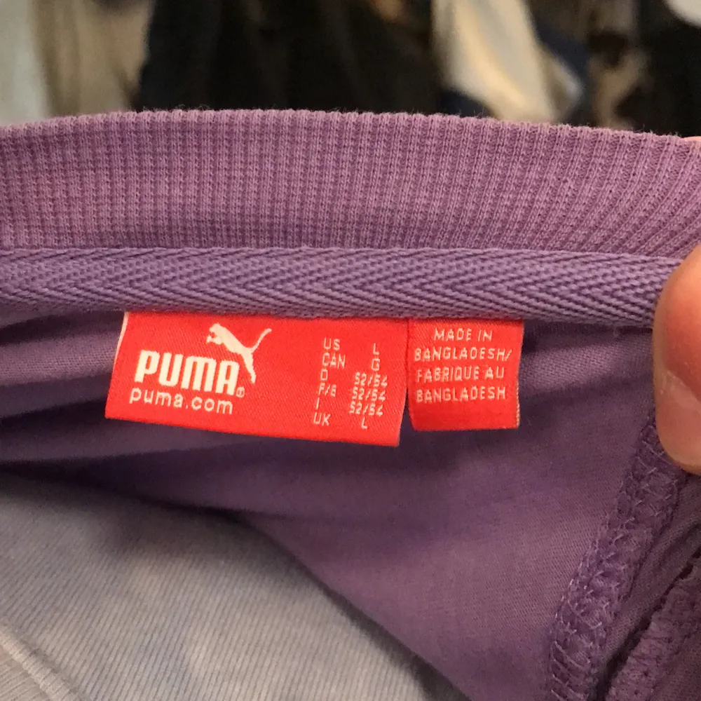 Lila/rosa Puma T-shirt. Nästan helt oanvänd och köpt på humana. . T-shirts.