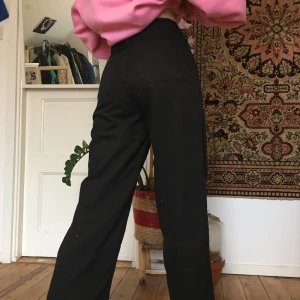 Monki jeans  - Ett par svara Monki byxor som jag inte längre använder Tyvär! Men sitter super i midjan! 