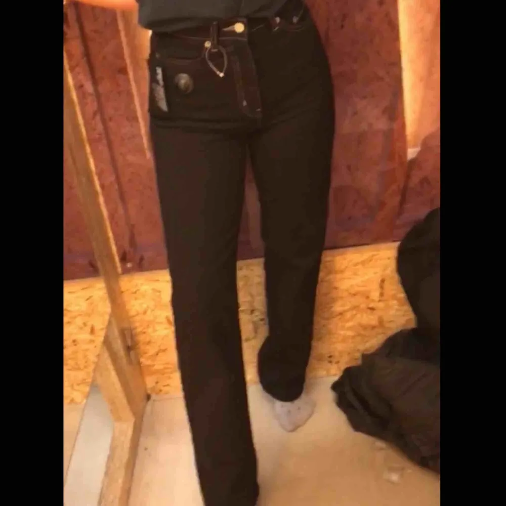 Svarta raka jeans med vita sömmar ifrån Weekday. Modellen heter Row och är i storlek 26/30.  HAR ETT BUD JUST NU PÅ 250kr!!! Frakt = 88kr. Jeans & Byxor.