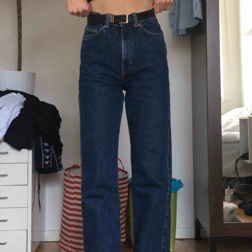 Så snygga raka jeans från weekday i modellen Rowe! Köpta här på Plick men tyvärr för stora i midjan för mig;-( kan mötas i Stockholm och annars står köparen för frakt! . Jeans & Byxor.