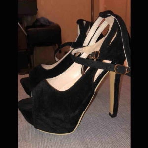  - Suuuper snygga klackar!! Jätte fint skick. Inte använda många gånger alls! 