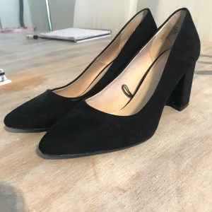 Svarta klackar - Svarta klackar i mocka imitation, använda en gång. Strl 39 men relativt små(jag brukar ha 38)