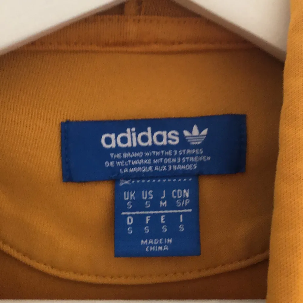 Adidas hoodie storlek s. Bra skick, inga fläckar eller så. Frakt 100kr.. Tröjor & Koftor.