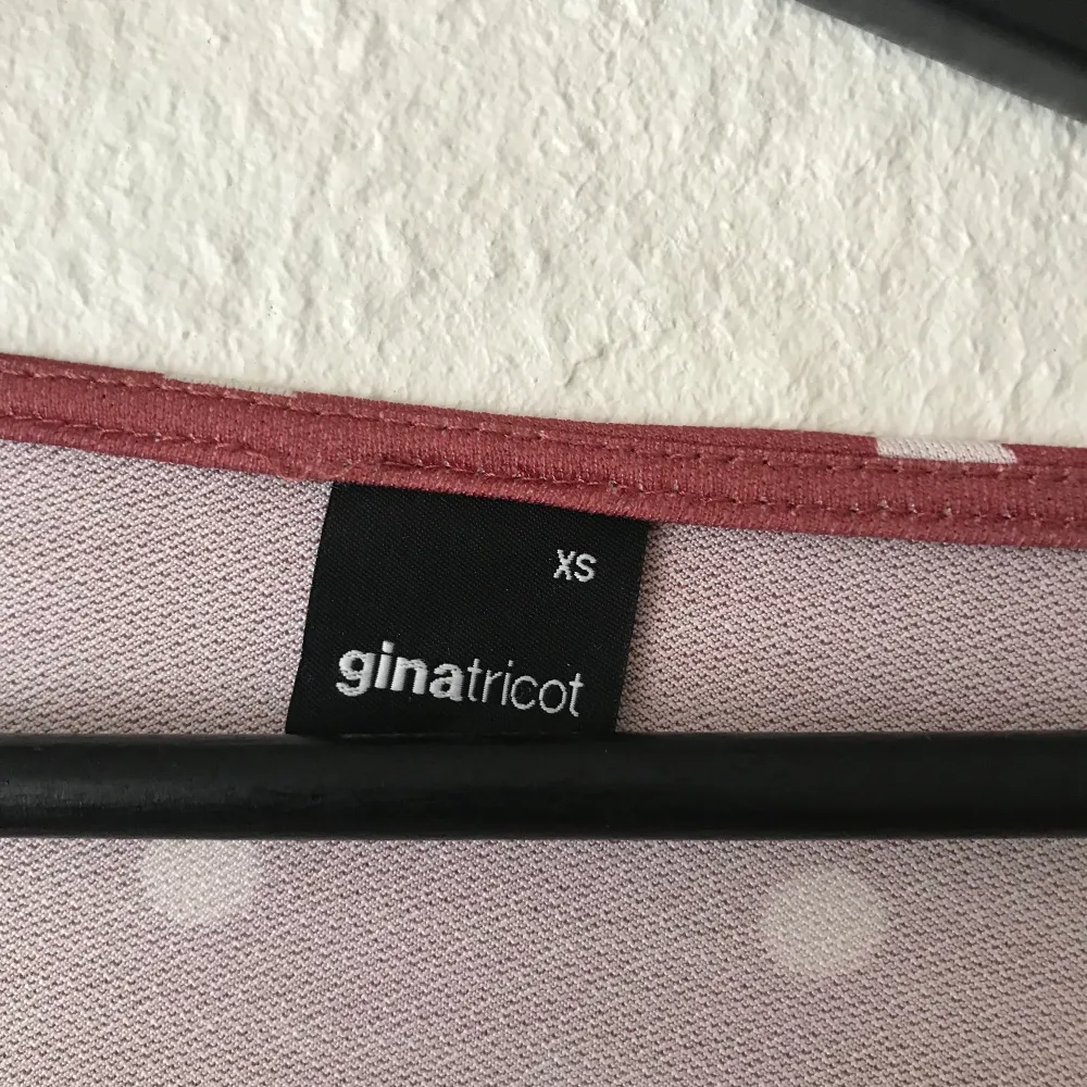 Gullig topp från Gina tricot med prickigt mönster! Strl xs men jag kan ha den som vanligtvis är en S. . Toppar.