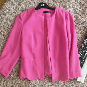 Rosa kavaj från primark 36. - Rosa kavaj från primark strl 36. I nyskick säljes för 80kr. Möts upp i gbg alt fraktas mot avgift ❤