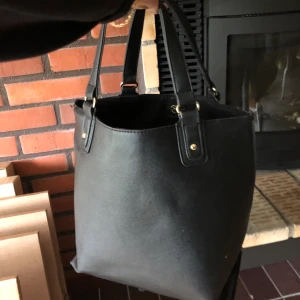 Svart väska  - Svart väska från Don Donna, knappt använd. Är i bra skick! Köparen står för frakten!❤️