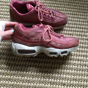 Nike air Max 95 strl 38 - Super sköna gammaldagsrosa Nike air Max 95or! Det syns att dom är använda men skulle säga att dom kan tvättas i tvättmaskin och bli som nya! 