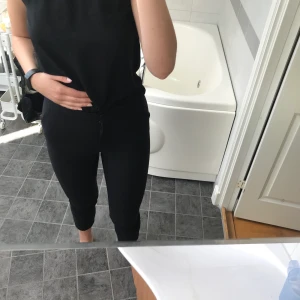 Kostymbyxor  - Kostymbyxor från Zara. Välanvända men fortfarande extremt bra skick. ”Handtaget”  på gylfen har gått av på mitten men går lika bra att stänga ändå. Jag är 178cm, de är normalcroppade vid benen men lite kortare på mig. Köpare står för eventuell frakt.