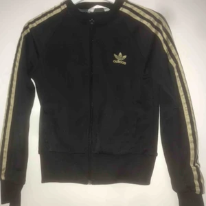  - Säljer denna fina adidas tröja, den är bra skick. Säljer pga inte min stil. Möts upp i gullmrasplan eller så tillkommer frakt