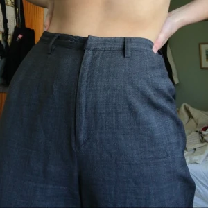 Gråa kostymbyxor - Högmidjade, grå kostymbyxor som är aningen croppade (jag är 172 cm). Använda ett fåtal gånger. FRI FRAKT :)