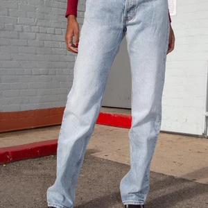 Brandy Melville, addison jeans - Det perfekta paret jeans. Aldrig använda. Säljer då dem var lite för små🦋🦋🦋 Är slutsålda på hemsidan och fraktas inte till Sverige längre. Om ni vill ha fler bilder skriv😊