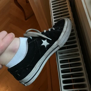 Converse One star  - Svarta Converse One Star. I använt skick. Inga hål eller nått men slitningar på störerna och lite smutsiga👟 Tvättar dom innan de säljs! Obs! Sula saknas då jag använder inlägg