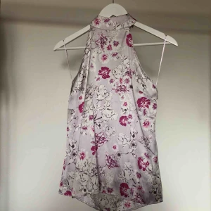 Linne från Gina Tricot  - Topp i silke. Urringad rygg, knyts i nacken. Knappt använd.