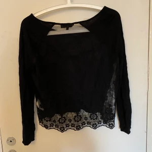 Svart tröja  - Säljer denna fina tröja hör av dig om du är intresserad eller har frågor kram!💓💓