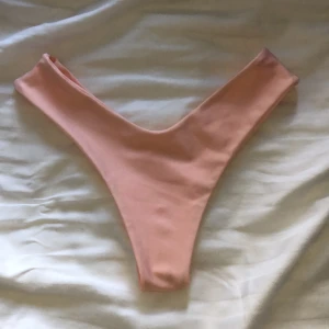 Bikiniunderdel strl s - Supersöt bikiniunderdel i baby-rosa💓 köpt på plick men var för liten, den var använd en gång av tjejen jag köpte den av🦋 fin detalj på baksidan(bild 3). Frakten kostar 12kr