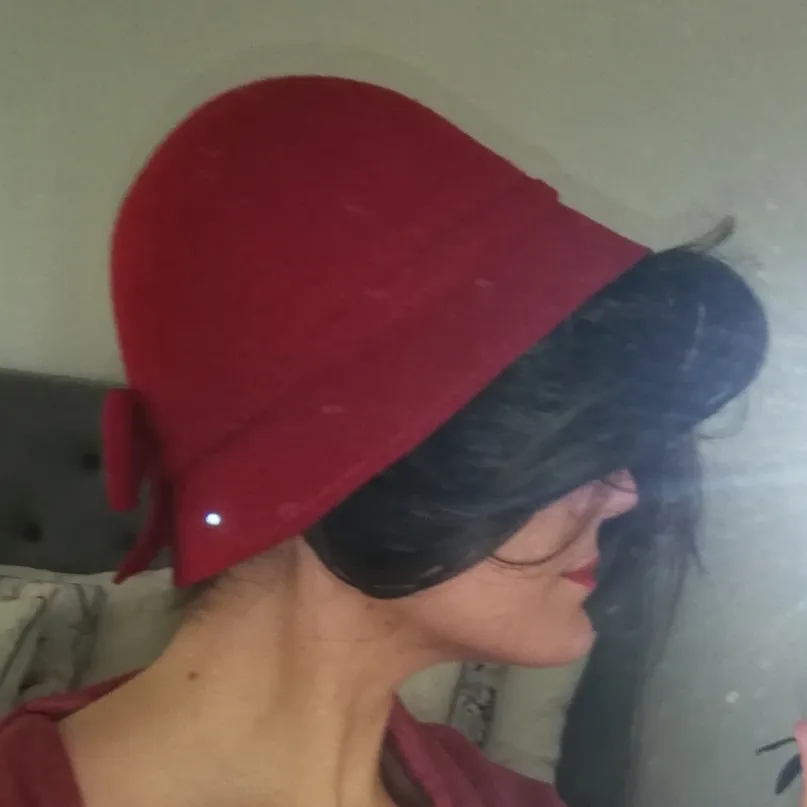 100% wool red hat. C&A. Works better with short hair cuts. . Accessoarer.