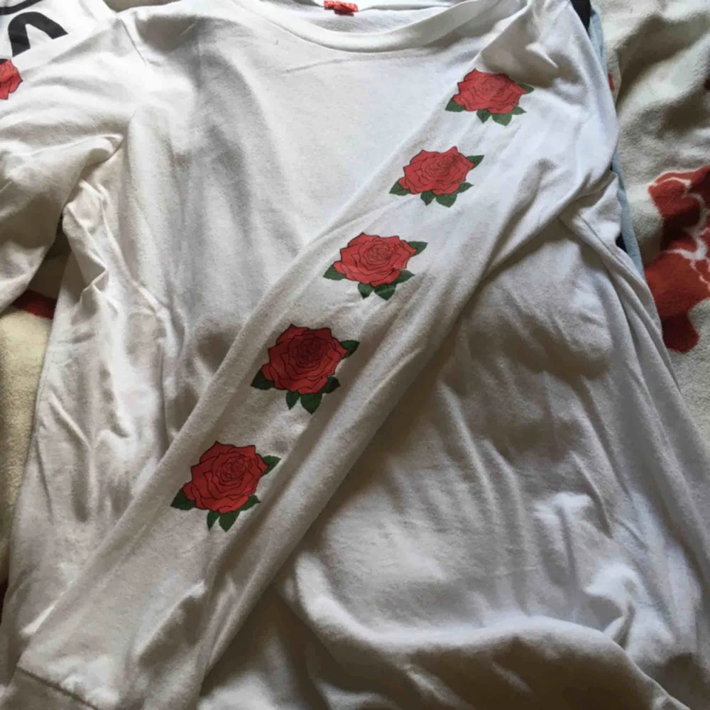 tröja med rosor på ärmarna, nästan aldrig använd . T-shirts.
