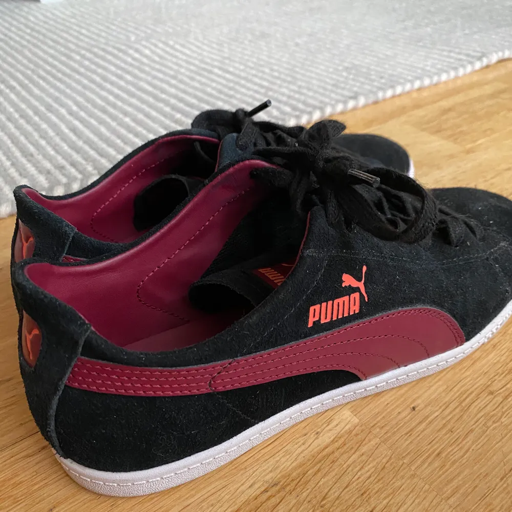 Svarta puma skor i mocka med vinröda detaljer! Väldigt bra skick ❤️. Skor.