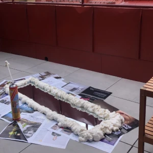 Spegel fogskum - Superfin spegel med ram av fogskum. Hämtas endast upp! Mäter ca 130 X 35 cm