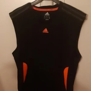 Adidas-linne - Skriv för mer info/fler bilder! Finns i gbg men kan även skickas. Katt finns i hemmet!