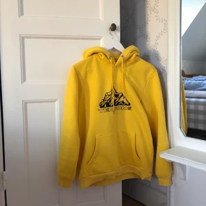 Junkyard ”tenson” hoodie - Tenson gjorde en collab med junkyard och detta är en av produkterna! Gul hoodie i xs, men passar mer som en S. Väldigt skönt hoodie som jag använt mycket! Pris går att förhandla. 