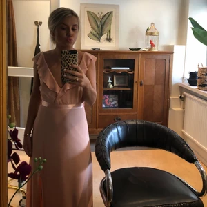 Långklänning  - Säljer nu min fina långklänning som har en magisk öppen rygg och ett fint band i midjan💗😫