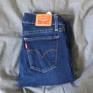  Jeans från Levis modell 710 super skinny. Använda fåtal gånger och de finns en skråma bak på jeansen men inget som man märker. Frakt tillkommer!