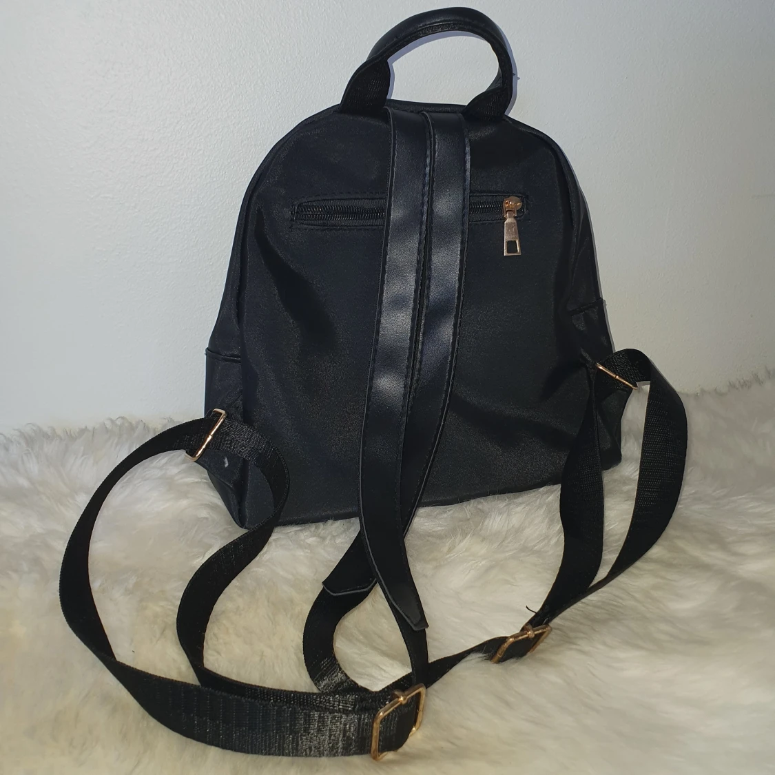 Svart Ryggsäck Med Guld Detaljer - 90