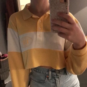 Crop sweatshirts XS - Nytt skick, croppad sweatshirt med krage från BIKBOK i storlek XS. Mjuk inuti i ljus gul färg.