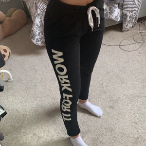 Mjukis - Mjukis byxor, använda 1 gång hemma. Är 160 cm