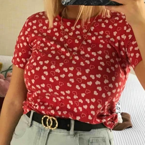  - Säljer denna urgulliga t-shirt med hjärtan på då den har blivit för liten❤️❤️ använd ett par gånger och är lite urtvättad men inget man tänker på! 