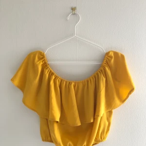 Gul topp/blus  - Toppen är från forever 21 och har använts max 3 gånger, så den är i bra skick. Den är ganska kort, den slutar ungefär där naveln börjar. 