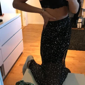 Sjukt cool kjol! - En fin kjol med silver stjärnor på! Samt den är snyggt räfflad💫